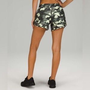 Lululemon Hotty Hot 365 Camo Women's Athletic Shorts | 4 Tall